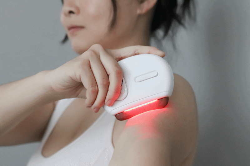 【只要一台就能按摩全身！】 紅砭石溫感按摩儀，不僅可以刮痧舒緩疲勞，也能日常按摩臉部肌膚！